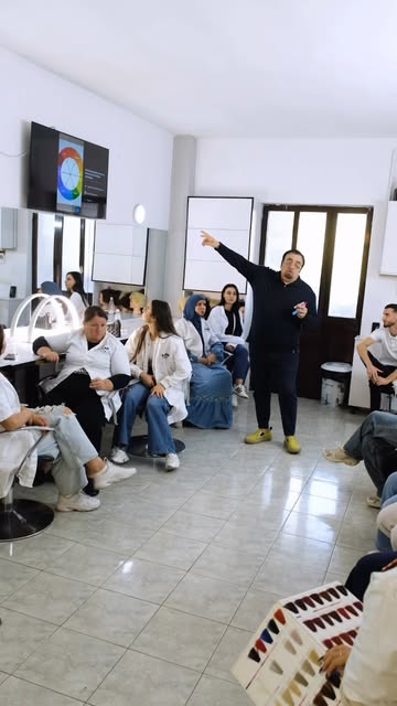 Kursantë duke mësuar në mjedis zyre